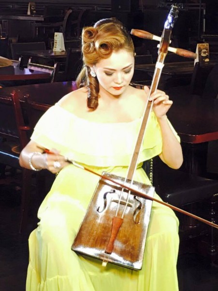 Сэрчмаа морин хуур тоглож олныг ангайлгав